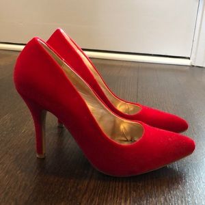 Velvety red pointy 3.5” heel stilettos size 8